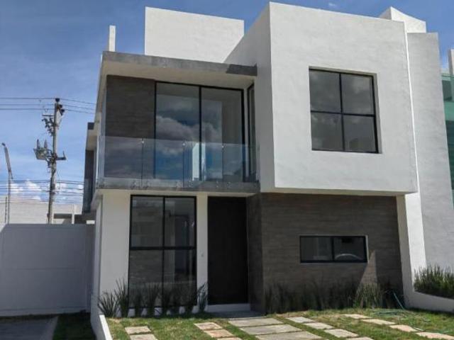 CASA EN VENTA EN PACHUCA 3 RECAMARAS Y ESTUDIO EN PRIVADA