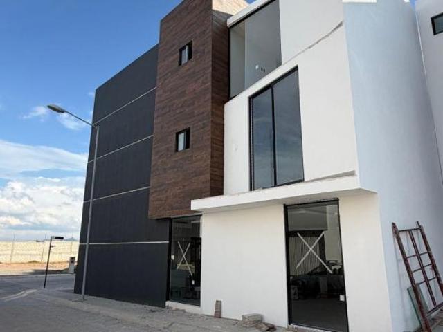 CASA EN VENTA EN PACHUCA CON 6 RECÁMARAS, 1 RECÁMARA EN PLANTA BAJA, ROOF CON PERGOLA