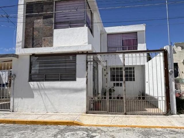 CASA EN VENTA EN PACHUCA BOSQUES DEL PEÑAR CON 5 RECÁMARAS, 3 BAÑOS, CON PORTÓN