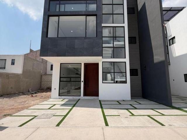 Casa en venta en Pachuca en Gema con 141 m² de terreno, 4 recámaras, frente a la cancha, con roof