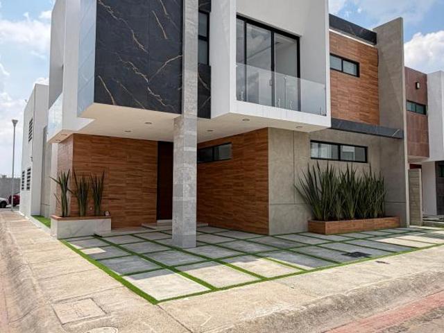 casa en venta en pachuca, esquina con 186 m2 terreno, doble fachada, roof, 266 m2 construcción