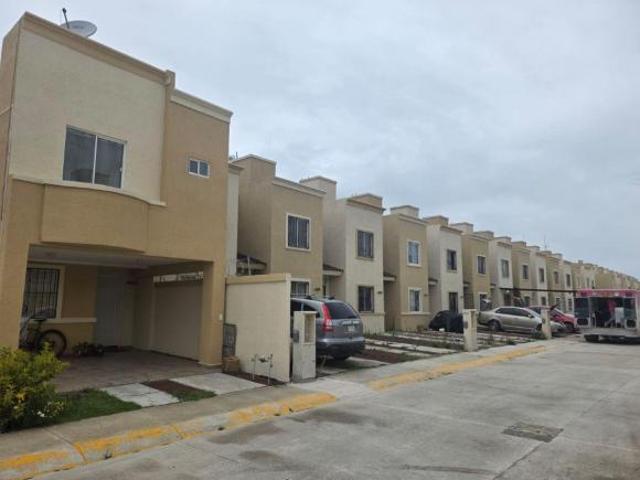 CASA EN VENTA EN PACHUCA, VIÑEDOS