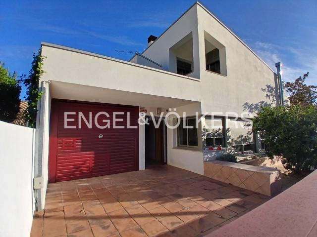 Casa en venta en Pacs del Penedès. Confort y vida exterior en Pla de Cavalls. Casas Pacs del.