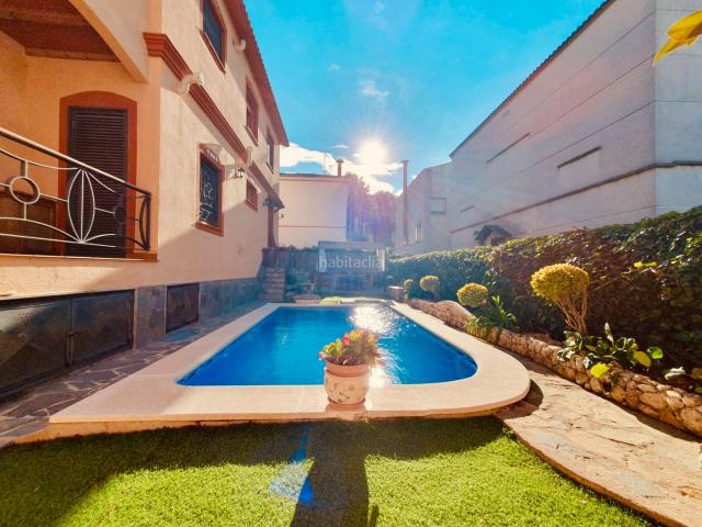 Casa en venta en Pacs del Penedès. Casa independiente con dos viviendas, piscina y garaje para 3 coches Pacs del Penedès. Casas Pacs del.