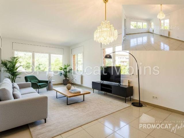 Casa en venta en Palma de Cervelló La. Casa en el centro de 8 habitaciones, jardín piscina y parking para 6 coches. Casas Palma de Cervelló.