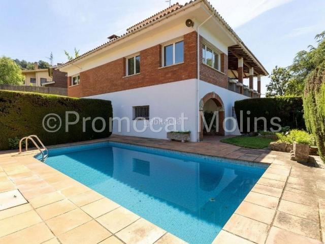 Casa en venta en Palma de Cervelló La. Casa en el centro de 8 habitaciones, jardín piscina y parking para 6 coches. Casas Palma de Cervelló.