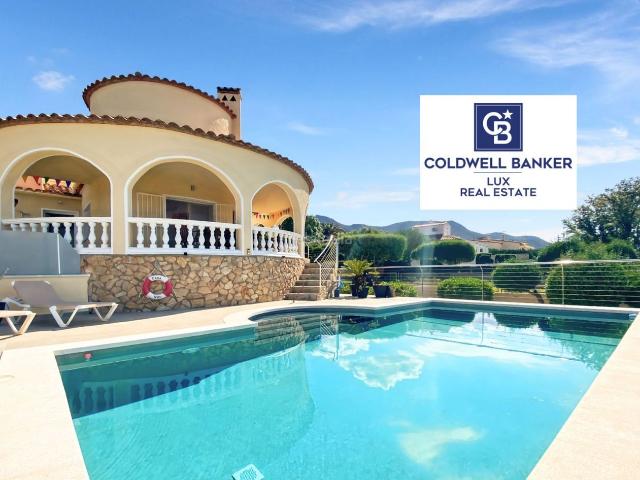 Casa en venta en Palau saverdera. Casa con licencia turística y vistas panorámicas en venta en Palau Saverdera.Situada en la tranquila urbanización de Mas Isaac, en. Casas.