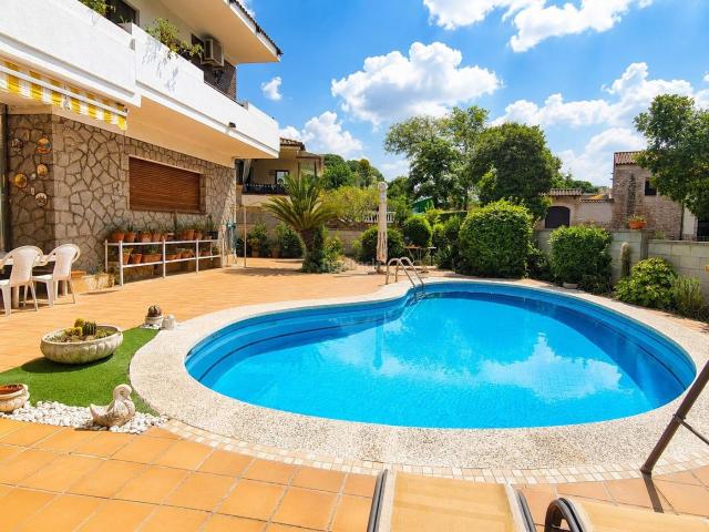 Casa en venta en Palau solità i Plegamans. CASA DE 6 DORMITORIOS, 4 TERRAZAS. JARDÍN, PISCINA Y BARBACOA EN CAN FALGUERA, PALAU SOLITÀ I PLEGAMANS. Casas Palau solità i.