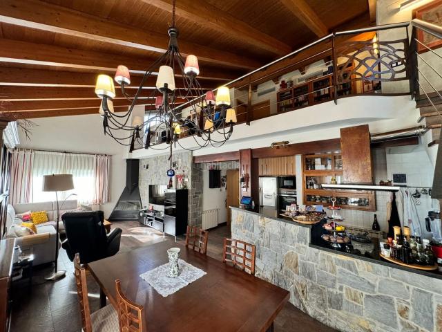 Casa en venta en Palau solità i Plegamans. MAGNIFICO CHALET CON DOS VIVIENDAS INDEPENDIENTES PERFECTO PARA DOS FAMILIAS. Casas Palau solità i.