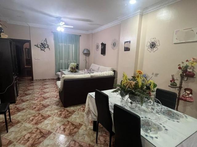 Casa en venta en Palacios y Villafranca Los. EDIFICIO CON LOCAL Y TRES VIVIENDAS EN ZONA CENTRO! LOS PALACIOS Y VILLAFRANCA. Casas Palacios y Villafranca.