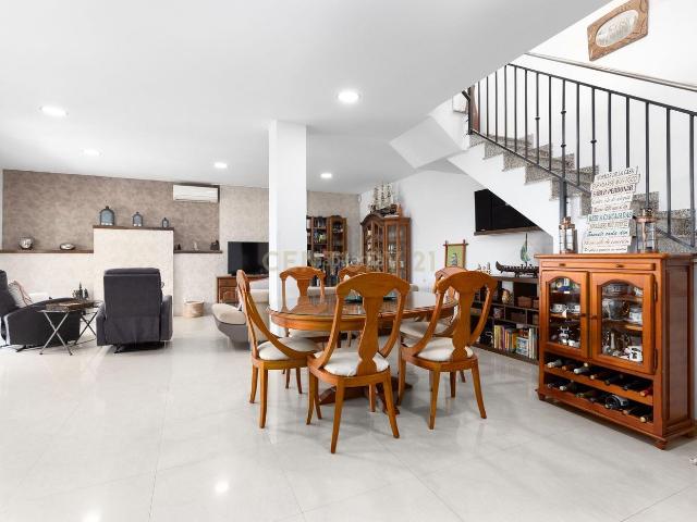 Casa en venta en Palafolls. Impresionante casa semi nueva en Palafolls, Barcelona. Casas.