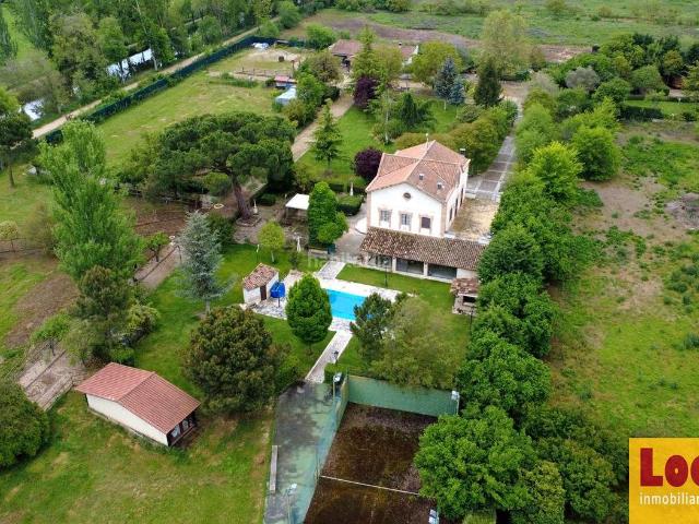 Casa en venta en Palencia, Allende el Río. Casa con terreno vallado y piscina en Palencia. Casas.