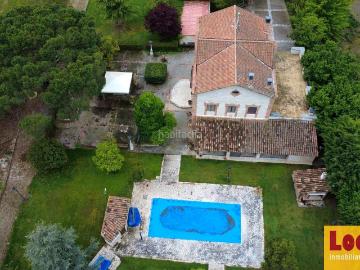 Casa en venta en Palencia, Allende el Río. Casa con terreno vallado y piscina en Palencia. Casas.