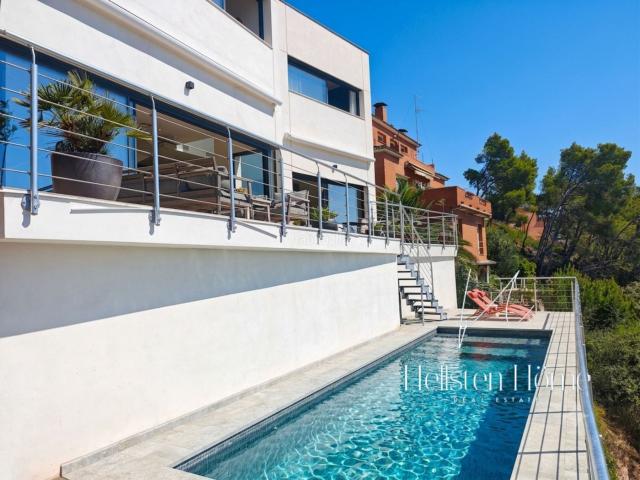Casa en venta en Pallejà. Casa de diseño de 194 m² con piscina, vistas panorámicas y orientación sur. Casas.