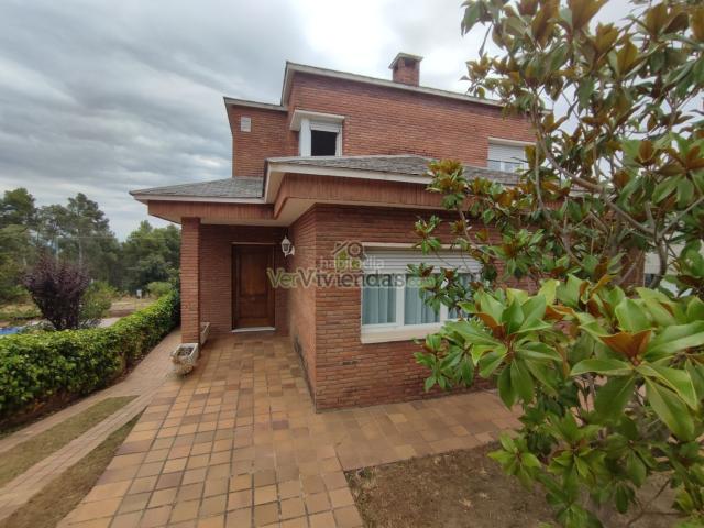 Casa en venta en Pallejà. Espectacular casa de obra vista. Casas.