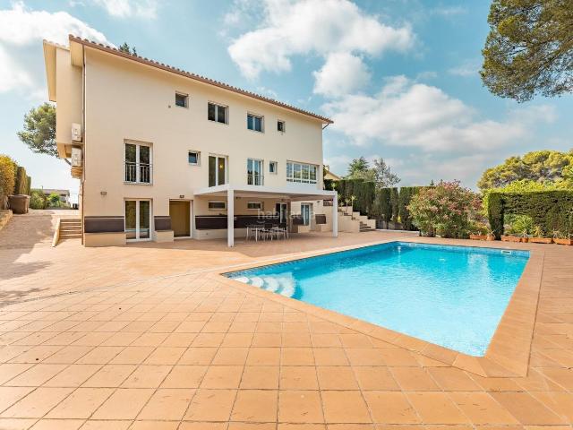Casa en venta en Pallejà. EXCLUSIVIDAD Y VERSATILIDAD EN FONTPINEDA UNA PROPIEDAD ÚNICA CON DOS VIVIENDAS INDEPENDIENTES. Casas.