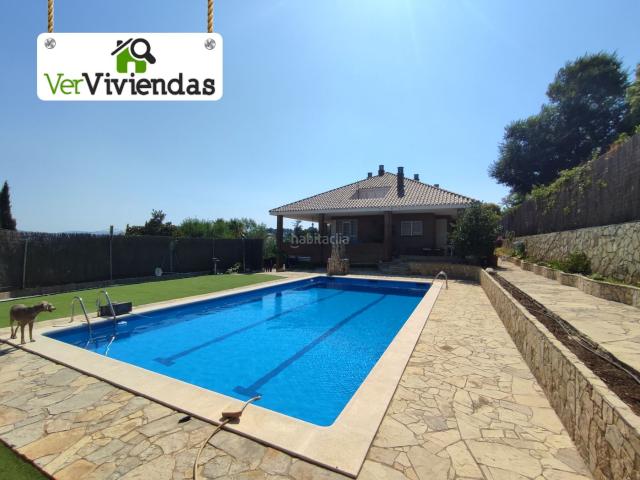 Casa en venta en Pallejà. Preciosa casa con piscina. Casas.
