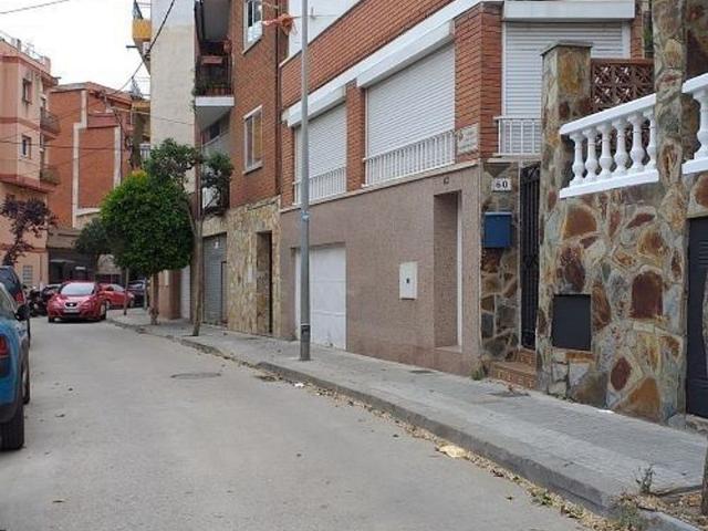 Casa en venta en pasaje Sant Pau, Santa Coloma de Gramanet, de 107 m² 4 habitaciones por 321.600