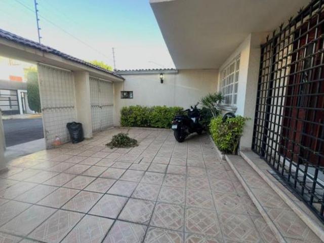 CASA EN VENTA EN PASEOS DE TAXQUEÑA.