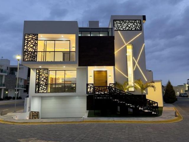 CASA EN VENTA EN PASEOS DE LA HERRADURA TRIPLE FACHADA 3 RECAMARAS, ESTUDIO SALA TV