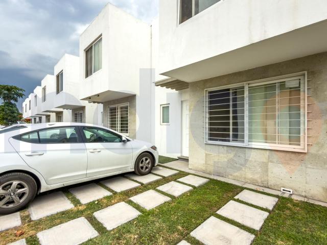 Casa en Venta en Paseos del Bosque en condominio Jacaranda en Corregidora