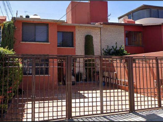 Casa en venta en Paseos Santín, Toluca, México