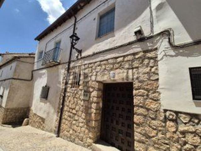 Casa en venta en Pastrana. ¡Descubre esta magnífica casa chalet adosado en pleno centro de Pastrana!. Casas.