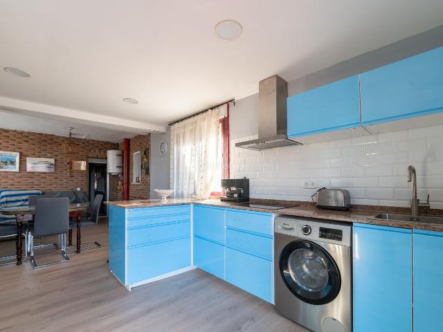 Casa en venta en Paracuellos de Jarama, Altos de Jarama. Exclusiva vivienda unifamiliar ofrece más de 401 m² diseñados para quienes buscan luminosidad. Casas Paracuellos de.