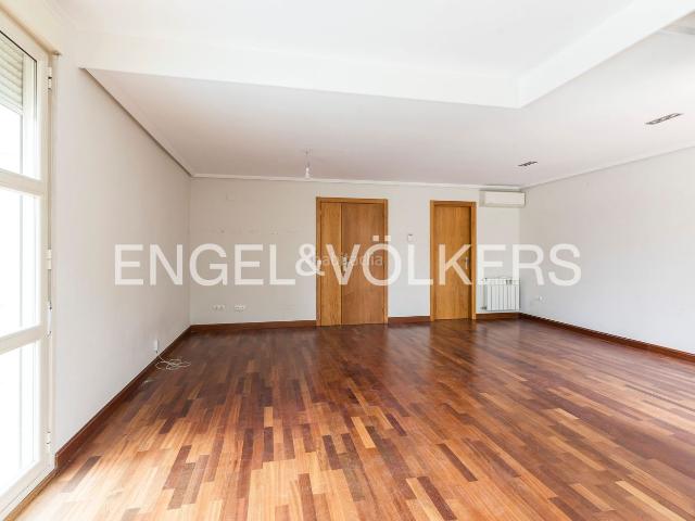 Casa en venta en Paracuellos de Jarama, Miramadrid. Magnífico chalet adosado de esquina en Miramadrid con piscina. Casas Paracuellos de.