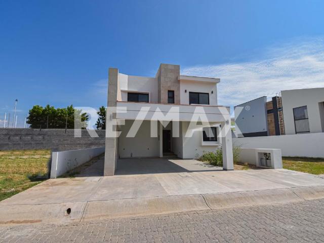 CASA EN VENTA EN PARAISO MARINA