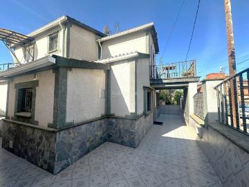 Casa en venta en Parets del Vallès. CASA A 4 VIENTOS CON 2 VIVIENDAS Y JARDÍN GRAN OPORTUNIDAD!. Casas Parets del.