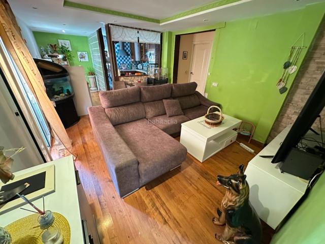 Casa en venta en Parla, Centro. CASALIA presenta: Piso en primera planta sin ascensor, con balcón y excelentes calidades Zona Centro. Casas.