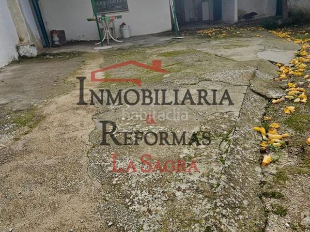 Casa en venta en Parla, Las Américas. Casa con 2 Patios y Varias Despensas en el Centro de Esquivias. Casas.