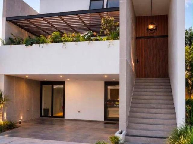 Casa en Venta en Parque Alcumbre | 4 Recámaras y Casa Club Premium
