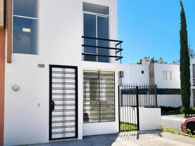 Casa en Venta en Parques de Tesistán con jardín y 2 cajones de estacionamiento