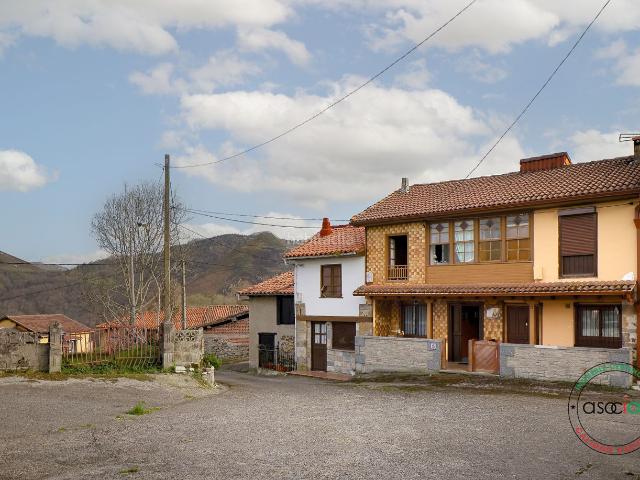 Casa en venta en Parres. Un tesoro en los Picos de Europa casa de aldea con alma, vistas espectaculares y porche para soñar. Casas.