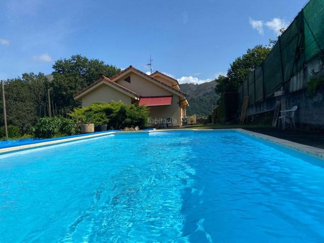 Casa en venta en Parres. CHALET CON PISCINA A 1 MINUTO DEL CENTRO. Casas.