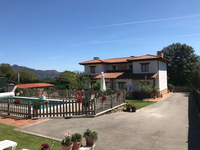 Casa en venta en Parres. CONJUNTO DE 4 VIVIENDAS CON JARDINES Y PISCINA. Casas.