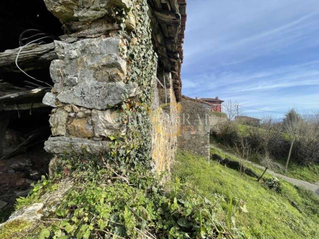 Casa en venta en Parres. Exclusiva Cuadra para reformar con terreno y preciosas vistas a los Picos de Europa. Casas.