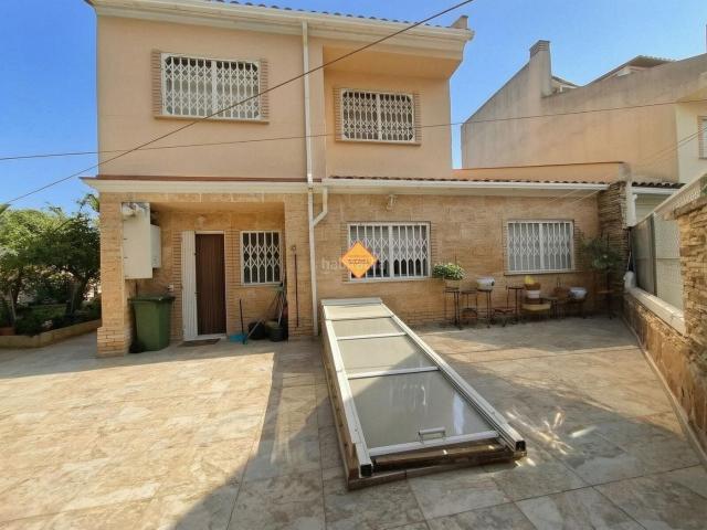 Casa en venta en Paterna, Casas Verdes. SE VENDE PRECIOSO CHALET EN LA PRESTIGIOSA ZONA DE LA URBANIZACIÓN CAMPOLIVAR. Casas.