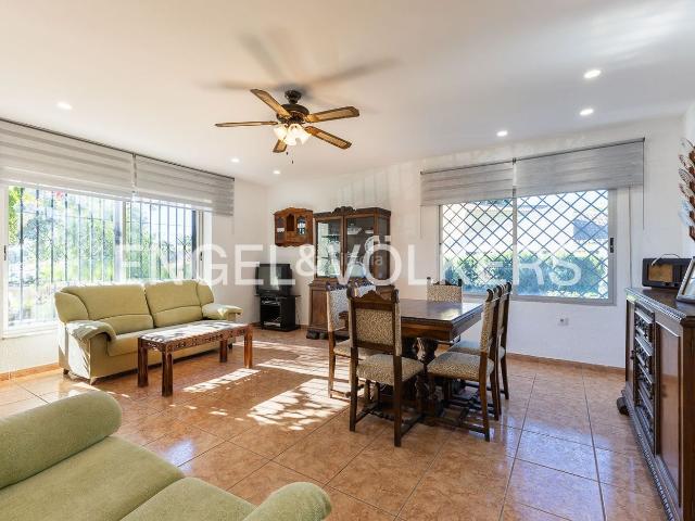 Casa en venta en Paterna, La Cañada. Unifamiliar con piscina en La Cañada. Casas.