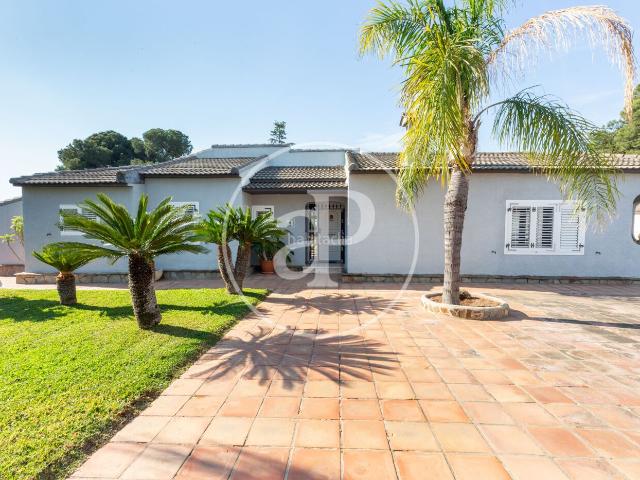 Casa en venta en Paterna, La Cañada. Chalet independiente en venta en la Canyada. Casas.
