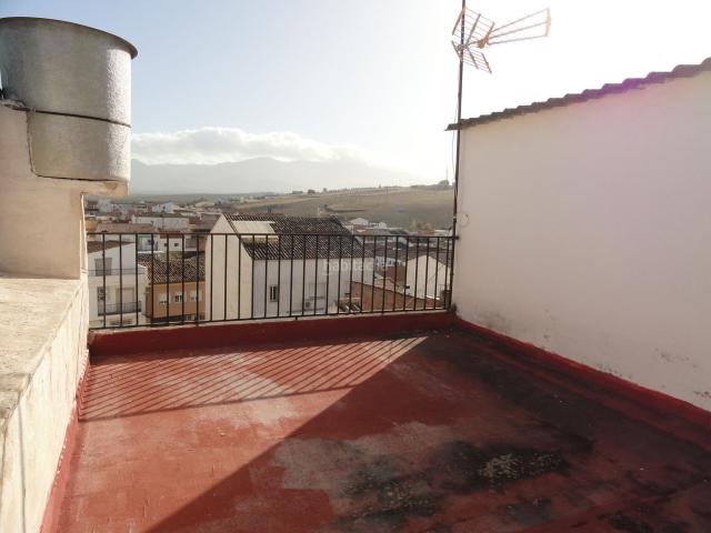 Casa en venta en Peal de Becerro. GRAN CASA CON TERRAZA, PATIO Y COCHERA. Casas Peal de.