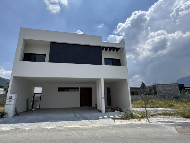 Casa en Venta en Pedregal de la Monta?a, Monterrey, zona del Uro