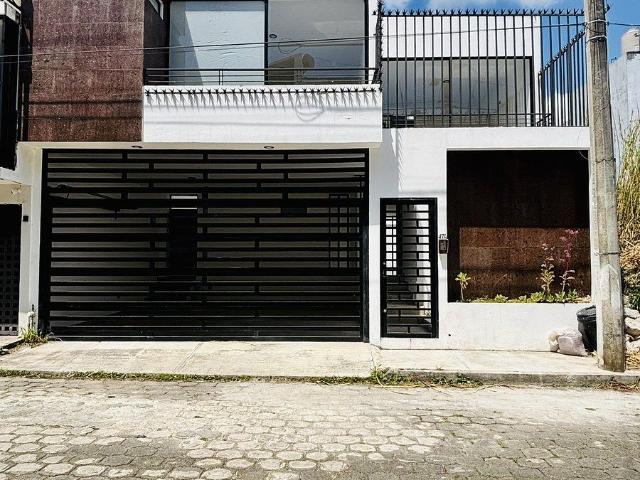Casa en venta en Pedregal de las Ánimas – Estudio en PB, jardín y 3 recámaras co
