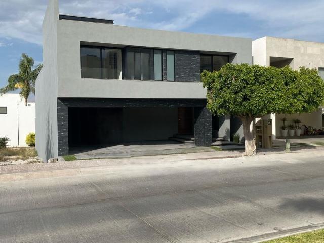 CASA EN VENTA EN PEDREGAL FASE I