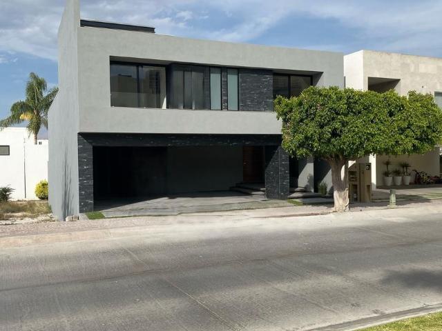 CASA EN VENTA EN PEDREGAL FASE I