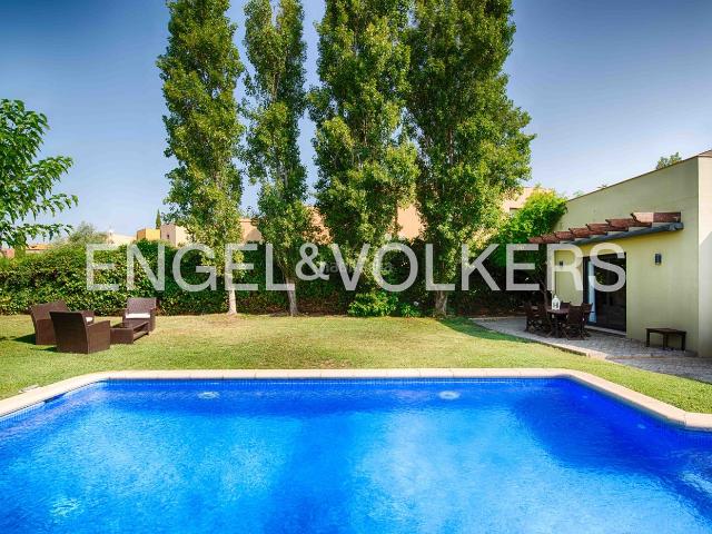 Casa en venta en Pedret i Marzà. Casa doble con jardín y piscina en ubicación privilegiada en Pedret i Marzà. Casas Pedret i.