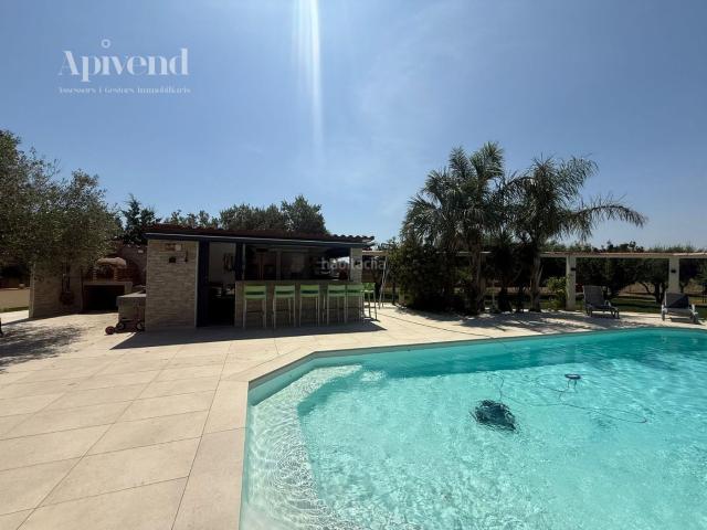 Casa en venta en Peralada. Elegante propiedad contemporánea en venta con piscina en el corazón del campo del Empordà, Costa Brava. Casas.