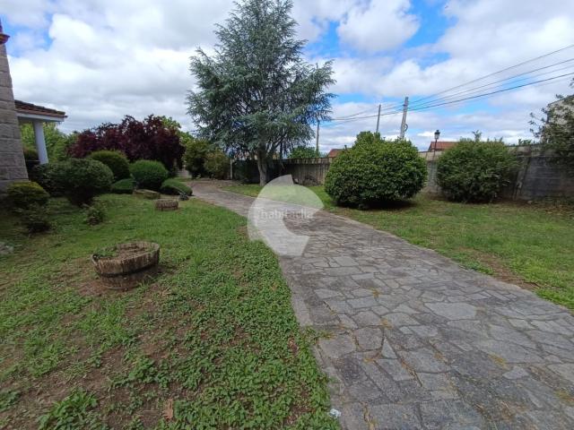 Casa en venta en Pereiro de Aguiar O. Estupenda vivienda unifamiliar con 2.500m2 de terreno, distribuida en 3 plantas. En el sótano garaje, 2 bodegas, salóncocina con c. Casas Pereiro de Aguiar.